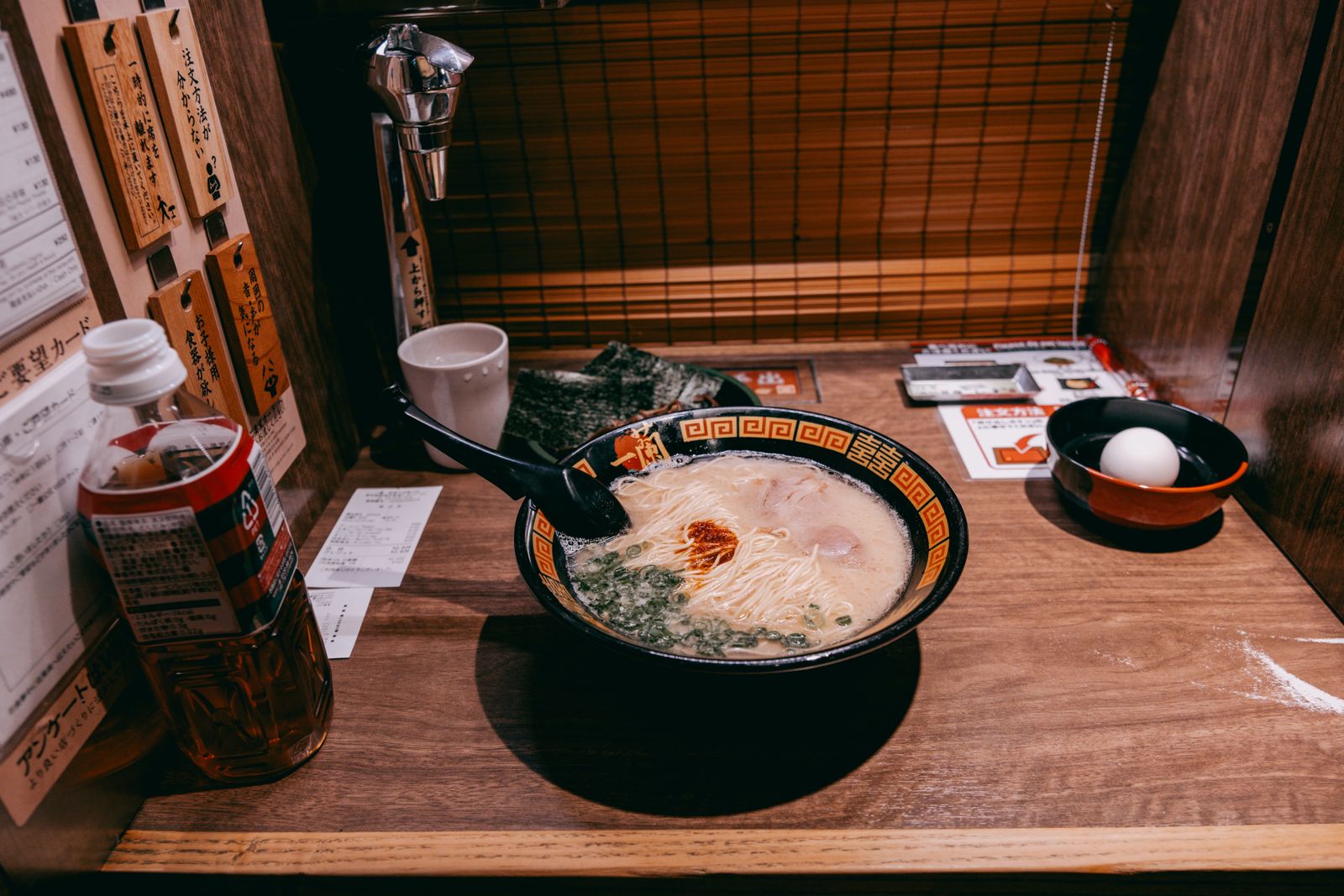 The fourteen-seat counter at Kakaako, just before the lunch rush